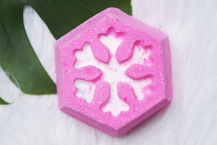 Review: Lush Cheery Christmas Bath Bomb - Oh My Lush.com