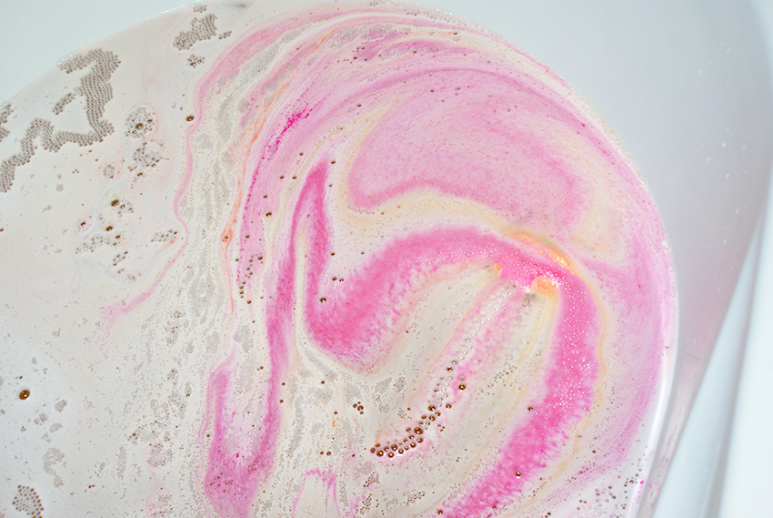 Review Lush Peachy Bath Bomb Oh My