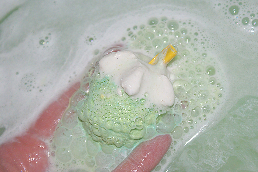 Review Lush Jasmine Flower Bath Bomb Oh My