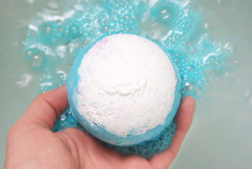 Review Lush Big Blue Bath Bomb Oh My
