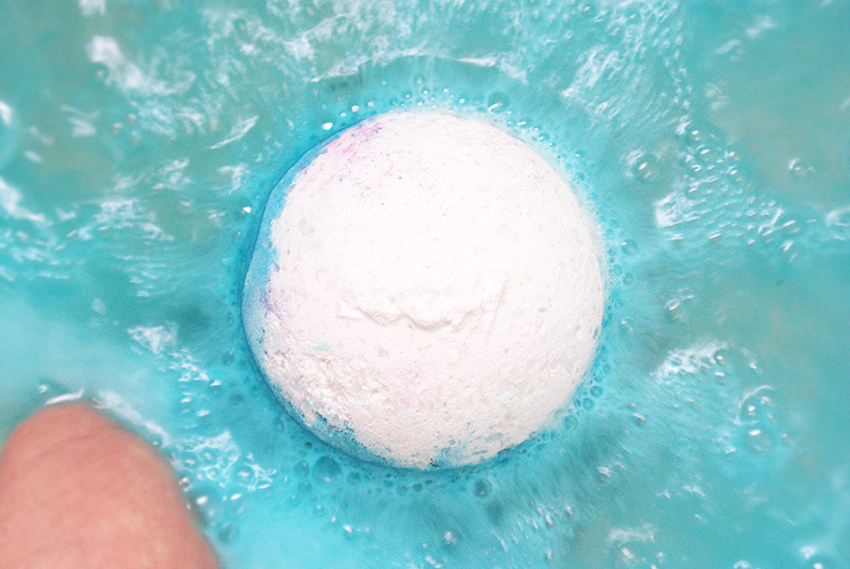 Review Lush Big Blue Bath Bomb Oh My