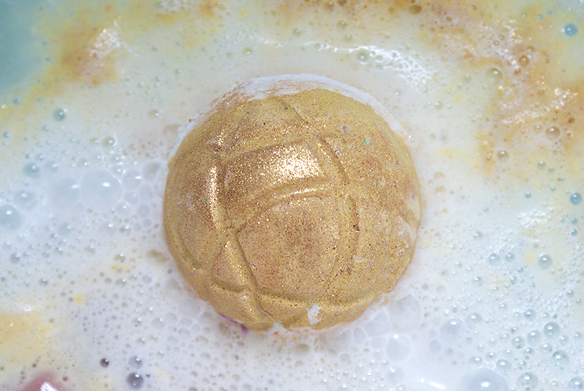 Review Lush Turmeric Latte Bath Bomb Oh My Lush