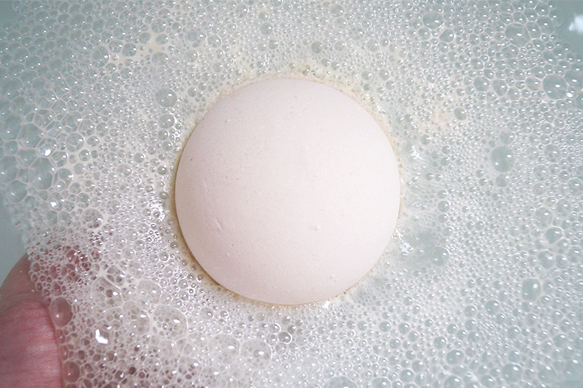 Review Lush Tea and Sympathy Bath Bomb Oh My