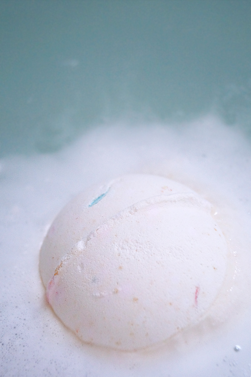 Review Lush Dragon’s Egg Bath Bomb Oh My