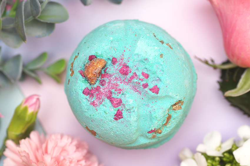 Review: Lush Santa’s Grotto Bath Bomb - Oh My Lush.com