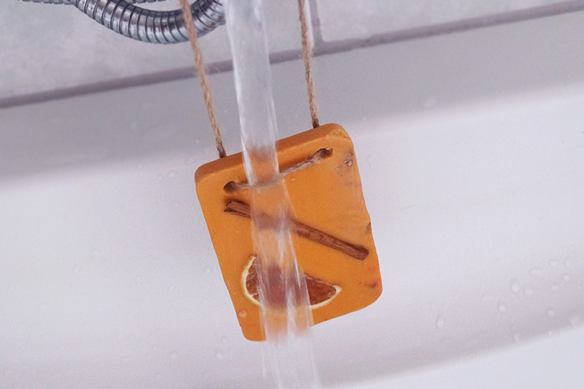 Review Lush Cinnamon Orange Bath Oil Tablet Oh My