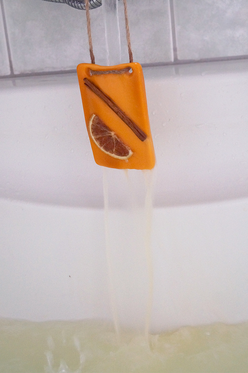 Review Lush Cinnamon Orange Bath Oil Tablet Oh My