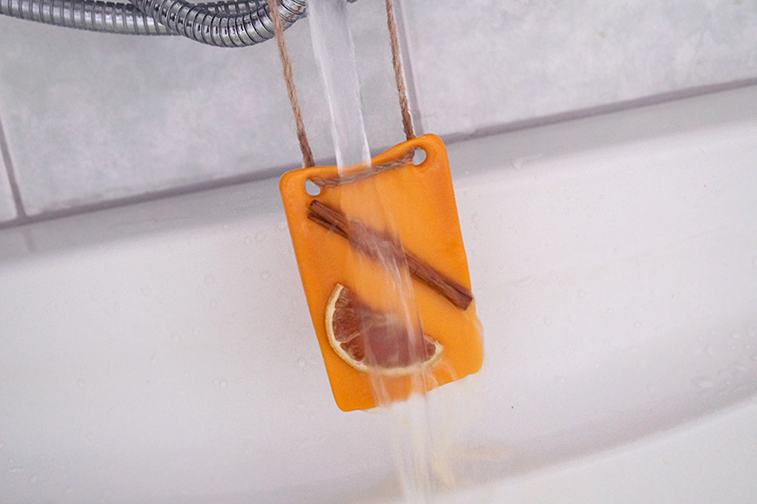 Review Lush Cinnamon Orange Bath Oil Tablet Oh My