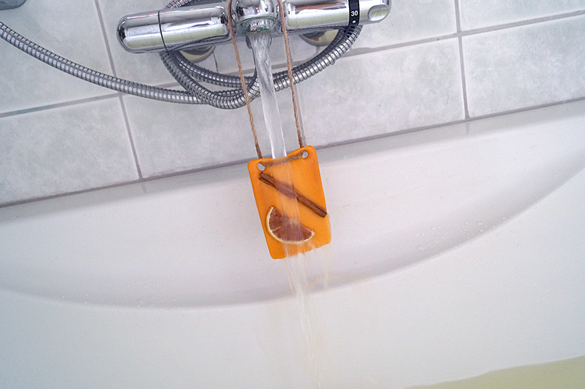 Review Lush Cinnamon Orange Bath Oil Tablet Oh My